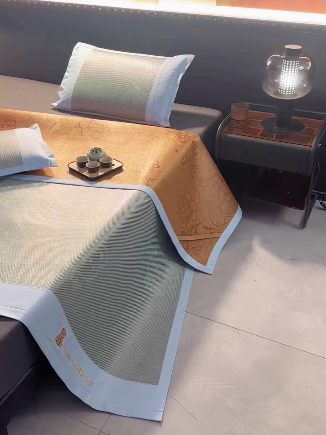 91家纺网 家纺一手货源 找家纺 苏迪网销供货 2026新款冰藤席可爱熊刺绣款凉席藤席双面可用冰丝席 可爱熊-绿色