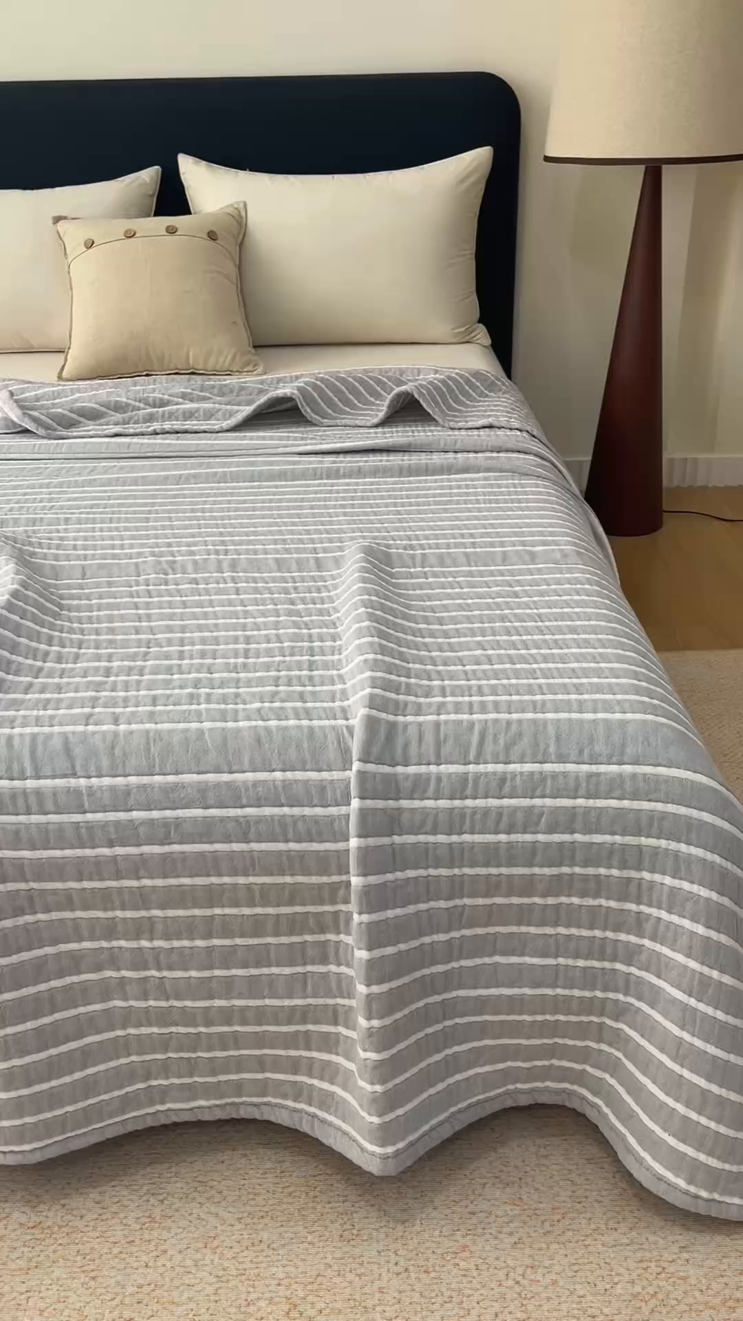 91家纺网 家纺一手货源 找家纺 悦然毛巾被 2026新款全棉外贸条纹格子纱布盖毯 初语灰