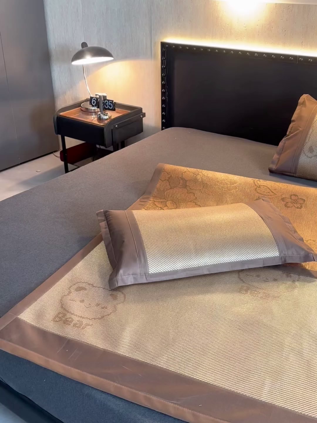 91家纺网 家纺一手货源 找家纺 苏迪网销供货 2026新款冰藤席可爱熊刺绣款凉席藤席双面可用冰丝席 可爱熊-金色