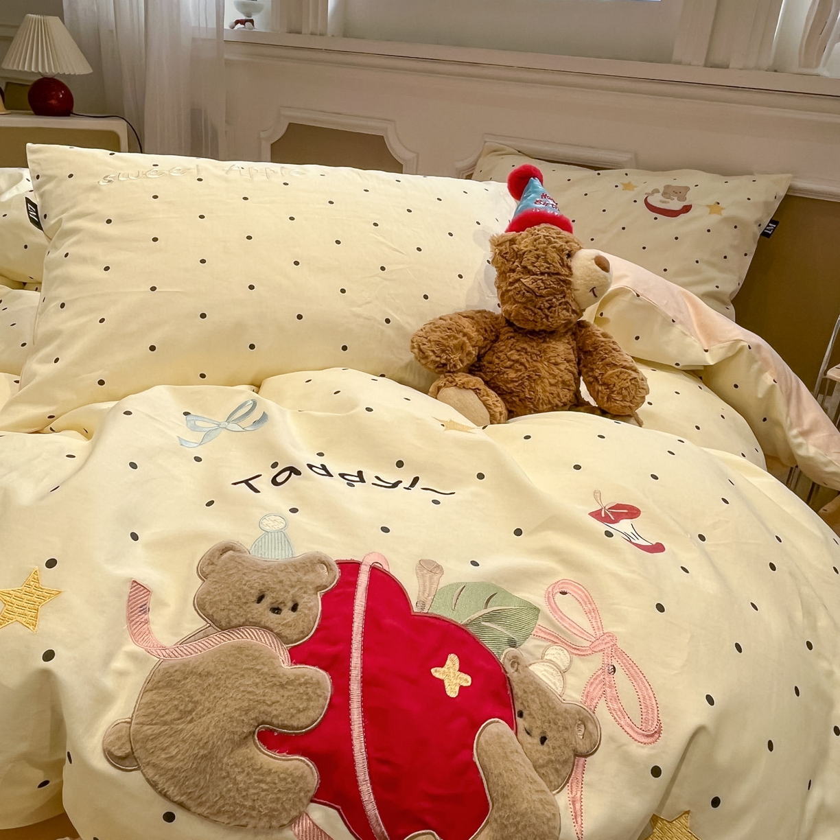 91家纺网 家纺一手货源 找家纺 乐美家纺 2026春夏新款软萌全棉纯棉贴布绣系列四件套 苹果小熊