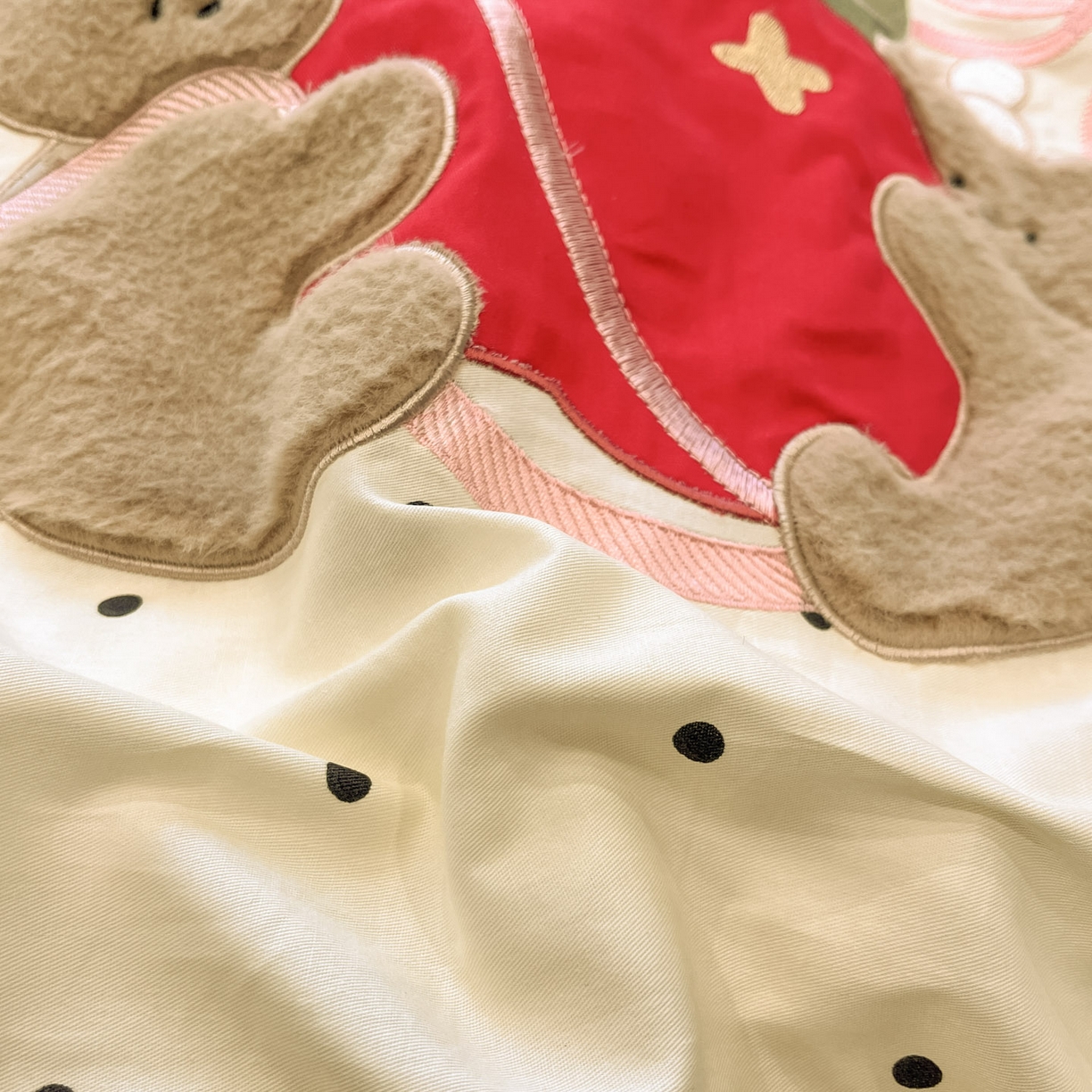 91家纺网 家纺一手货源 找家纺 乐美家纺 2026春夏新款软萌全棉纯棉贴布绣系列四件套 苹果小熊