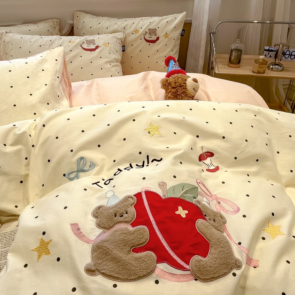 91家纺网 家纺一手货源 找家纺 乐美家纺 2026春夏新款软萌全棉纯棉贴布绣系列四件套 苹果小熊