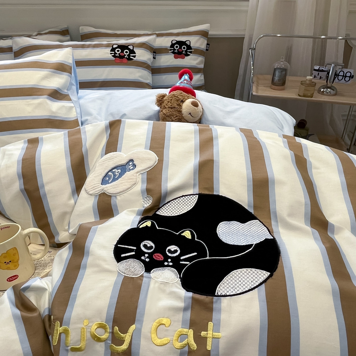 91家纺网 家纺一手货源 找家纺 乐美家纺 2026春夏新款软萌全棉纯棉贴布绣系列四件套 复古英伦黑猫