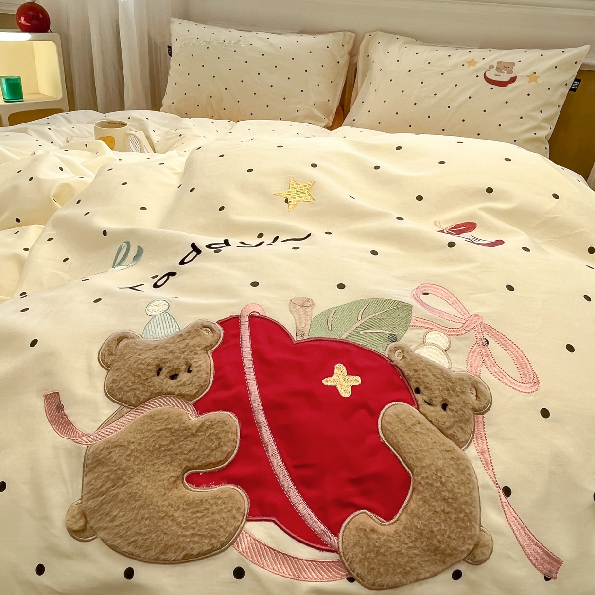 91家纺网 家纺一手货源 找家纺 乐美家纺 2026春夏新款软萌全棉纯棉贴布绣系列四件套 苹果小熊