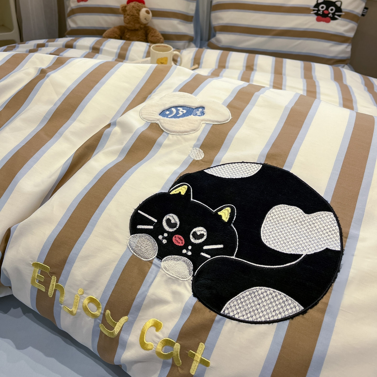 91家纺网 家纺一手货源 找家纺 乐美家纺 2026春夏新款软萌全棉纯棉贴布绣系列四件套 复古英伦黑猫