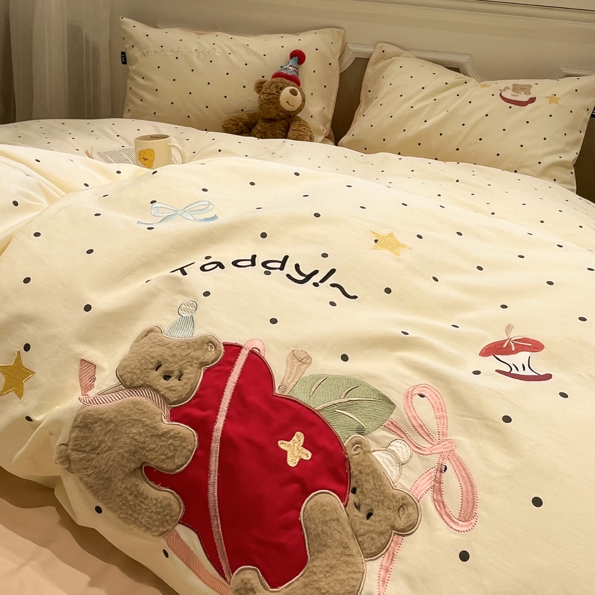 91家纺网 家纺一手货源 找家纺 乐美家纺 2026春夏新款软萌全棉纯棉贴布绣系列四件套 苹果小熊