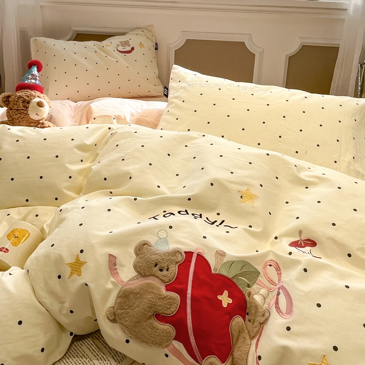 91家纺网 家纺一手货源 找家纺 乐美家纺 2026春夏新款软萌全棉纯棉贴布绣系列四件套 苹果小熊