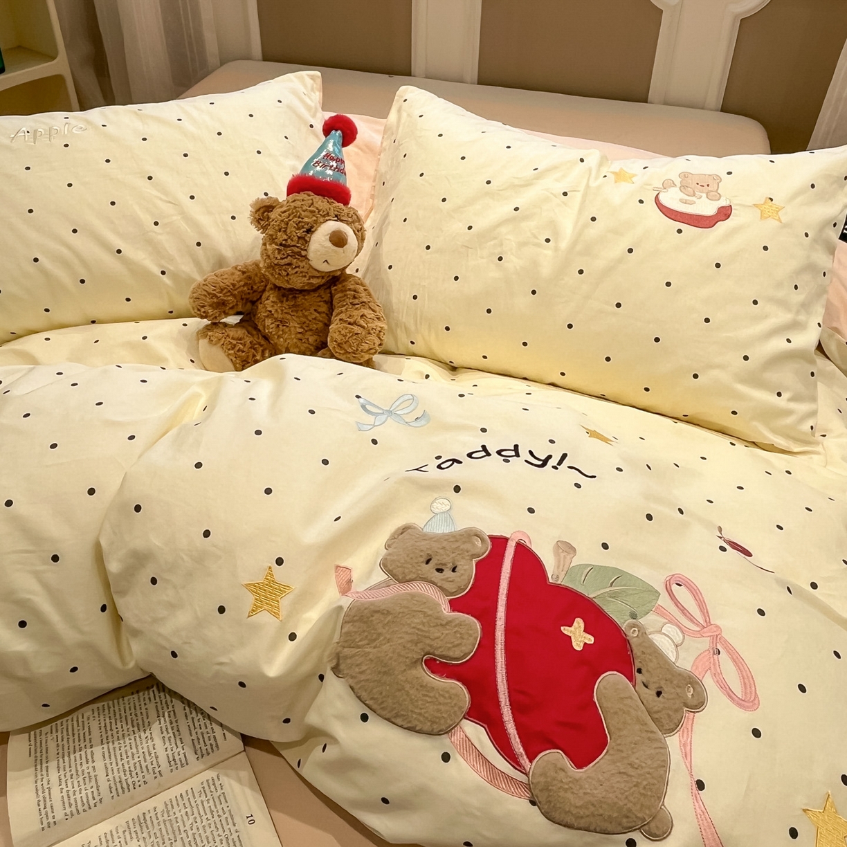 91家纺网 家纺一手货源 找家纺 乐美家纺 2026春夏新款软萌全棉纯棉贴布绣系列四件套 苹果小熊