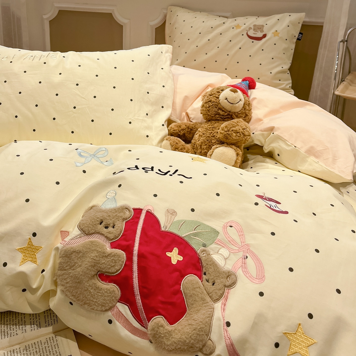 91家纺网 家纺一手货源 找家纺 乐美家纺 2026春夏新款软萌全棉纯棉贴布绣系列四件套 苹果小熊