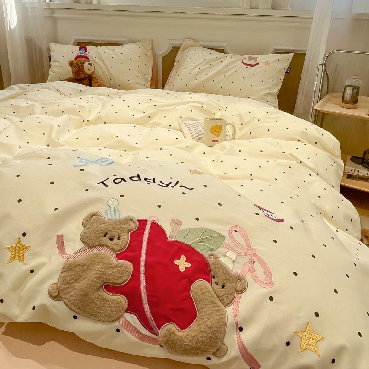 91家纺网 家纺一手货源 找家纺 乐美家纺 2026春夏新款软萌全棉纯棉贴布绣系列四件套 苹果小熊