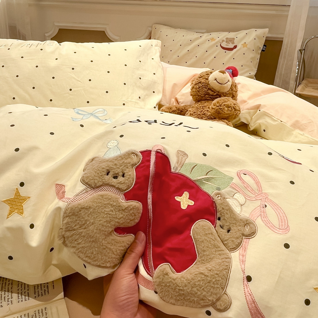 91家纺网 家纺一手货源 找家纺 乐美家纺 2026春夏新款软萌全棉纯棉贴布绣系列四件套 苹果小熊