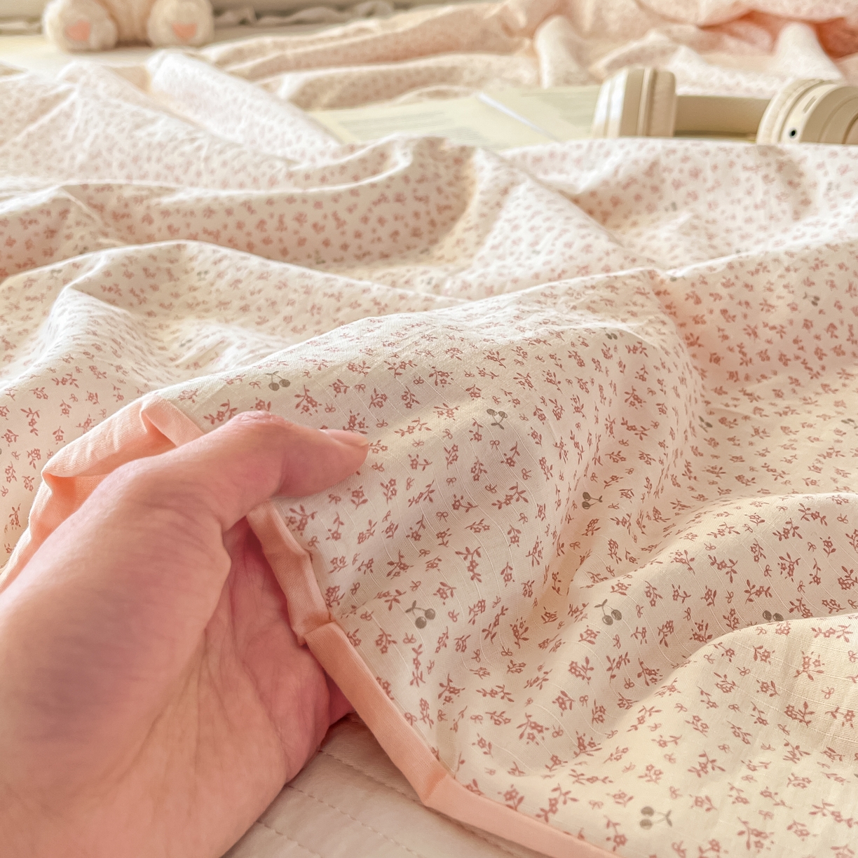 91家纺网 家纺一手货源 找家纺 有货 2026新款全棉棉麻提花印花夏被春秋被被子被-格格花屿系列 樱粉碎花