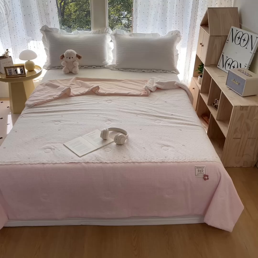 91家纺网 家纺一手货源 找家纺 有货 2026新款全棉棉麻提花印花夏被春秋被被子被-格格花屿系列 粉莓朵朵