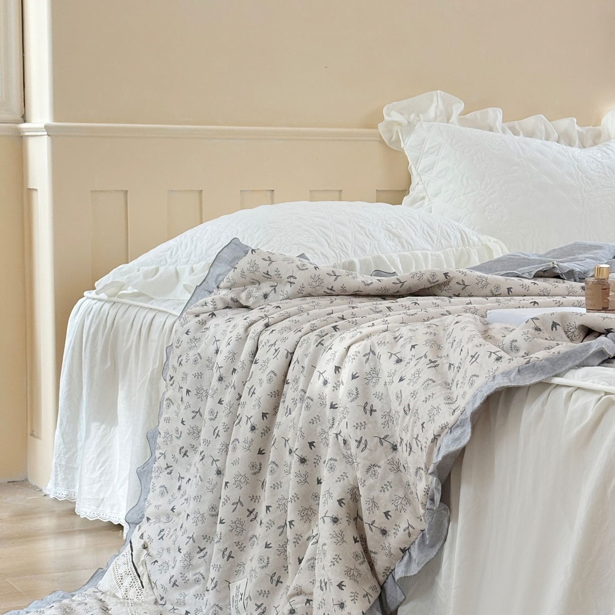 91家纺网 家纺一手货源 找家纺 有货 2026春夏新款全棉双层纱被子被芯-南法假日系列 浅枝印