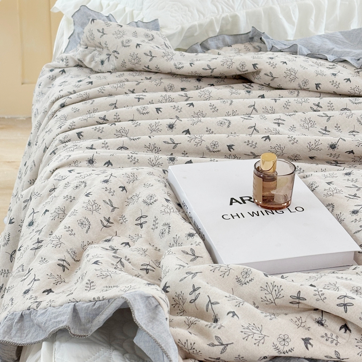 91家纺网 家纺一手货源 找家纺 有货 2026春夏新款全棉双层纱被子被芯-南法假日系列 浅枝印