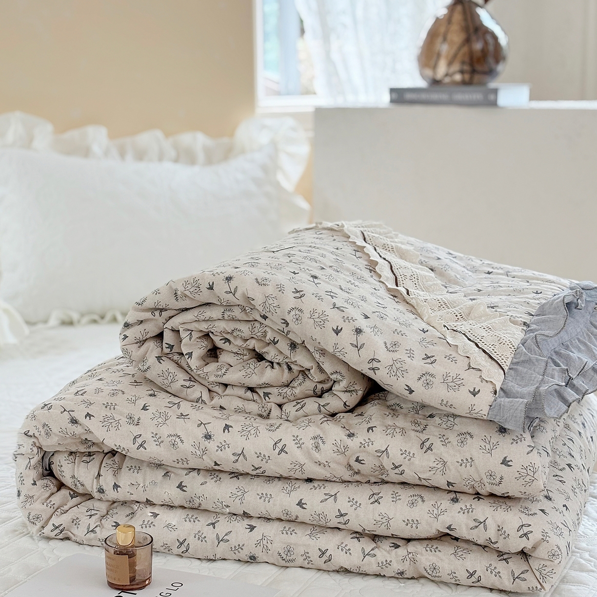 91家纺网 家纺一手货源 找家纺 有货 2026春夏新款全棉双层纱被子被芯-南法假日系列 浅枝印