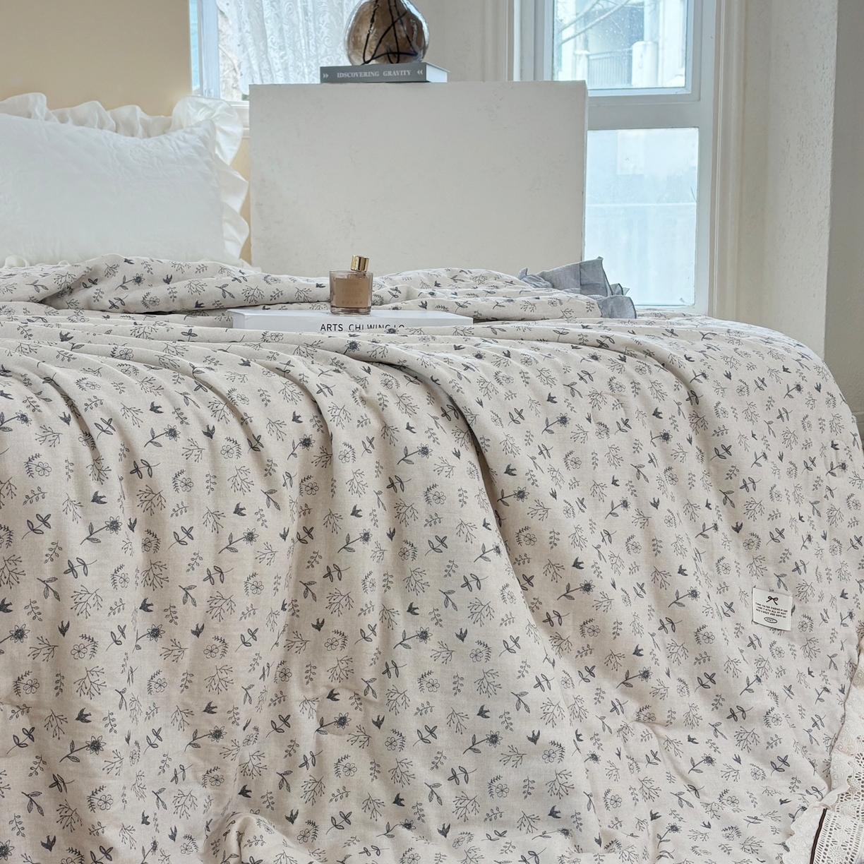 91家纺网 家纺一手货源 找家纺 有货 2026春夏新款全棉双层纱被子被芯-南法假日系列 浅枝印