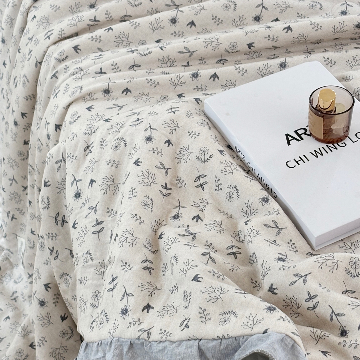 91家纺网 家纺一手货源 找家纺 有货 2026春夏新款全棉双层纱被子被芯-南法假日系列 浅枝印