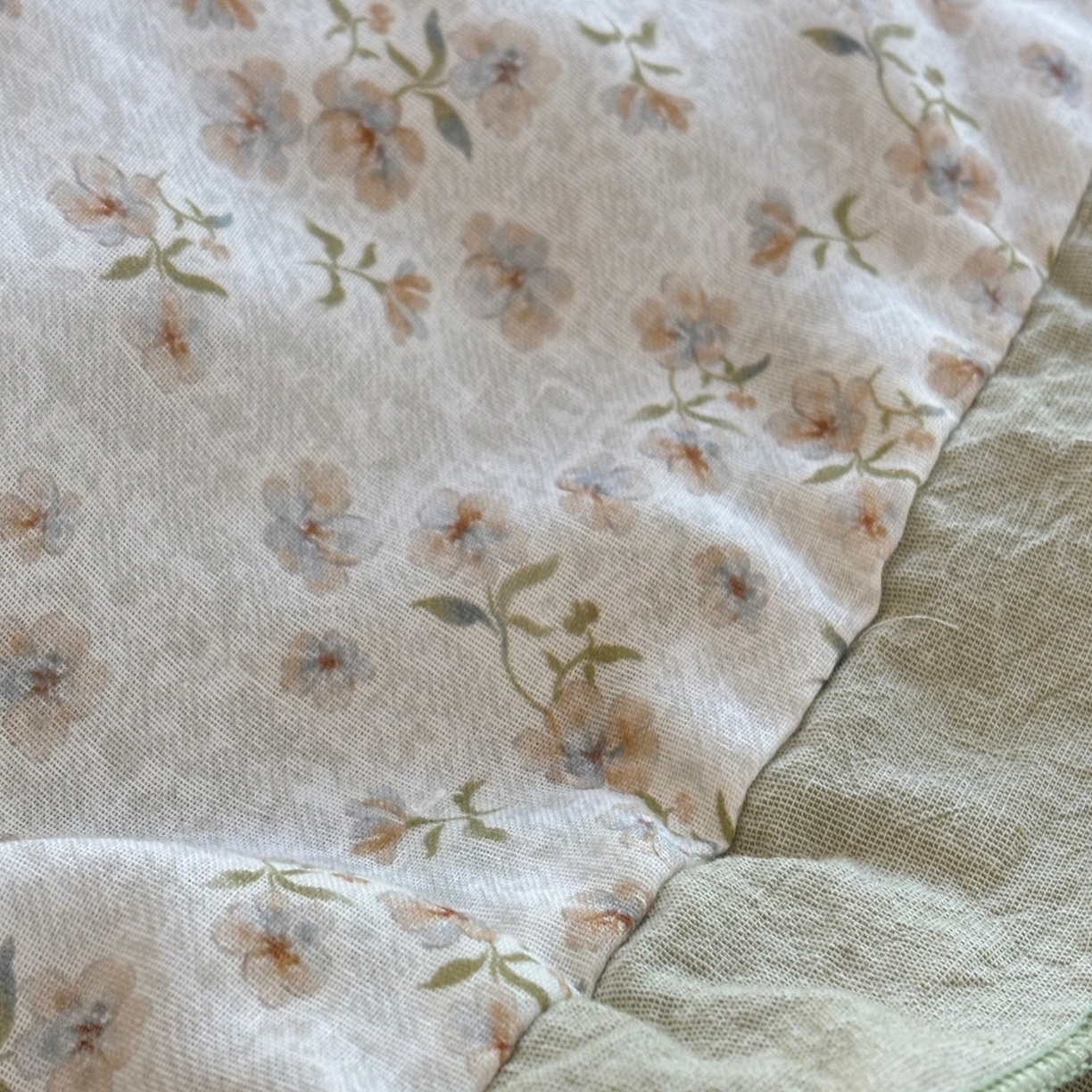 91家纺网 家纺一手货源 找家纺 有货 2026春夏新款全棉双层纱被子被芯-南法假日系列 淡花笺