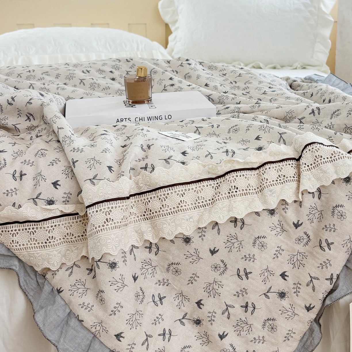 91家纺网 家纺一手货源 找家纺 有货 2026春夏新款全棉双层纱被子被芯-南法假日系列 浅枝印