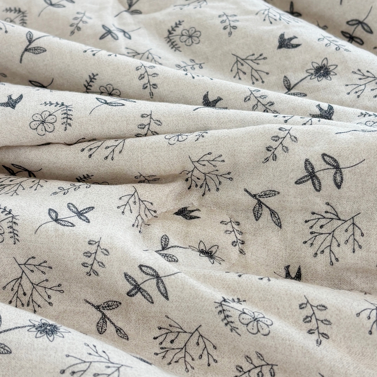 91家纺网 家纺一手货源 找家纺 有货 2026春夏新款全棉双层纱被子被芯-南法假日系列 浅枝印