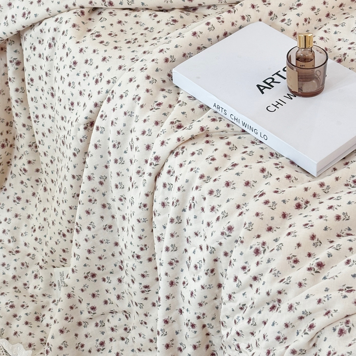 91家纺网 家纺一手货源 找家纺 有货 2026春夏新款全棉双层纱被子被芯-南法假日系列 紫鸢笺