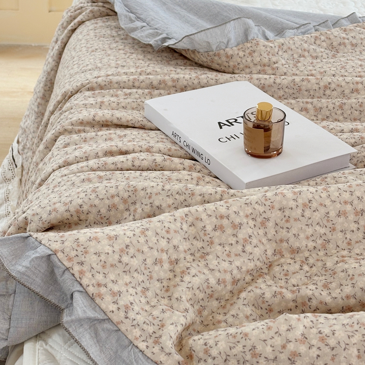 91家纺网 家纺一手货源 找家纺 有货 2026春夏新款全棉双层纱被子被芯-南法假日系列 杏蒲英