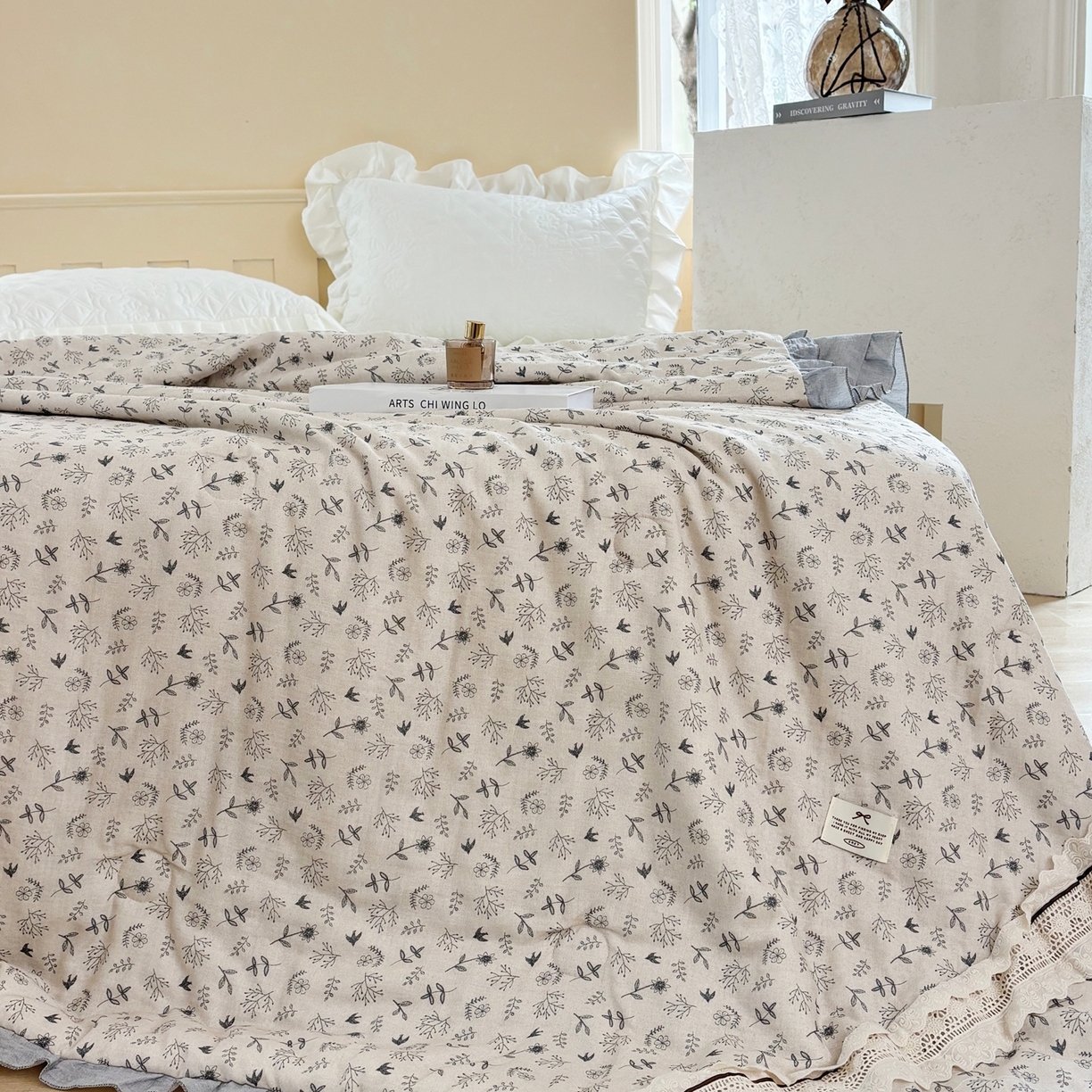 91家纺网 家纺一手货源 找家纺 有货 2026春夏新款全棉双层纱被子被芯-南法假日系列 浅枝印