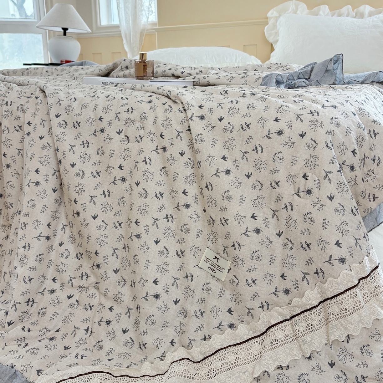 91家纺网 家纺一手货源 找家纺 有货 2026春夏新款全棉双层纱被子被芯-南法假日系列 浅枝印