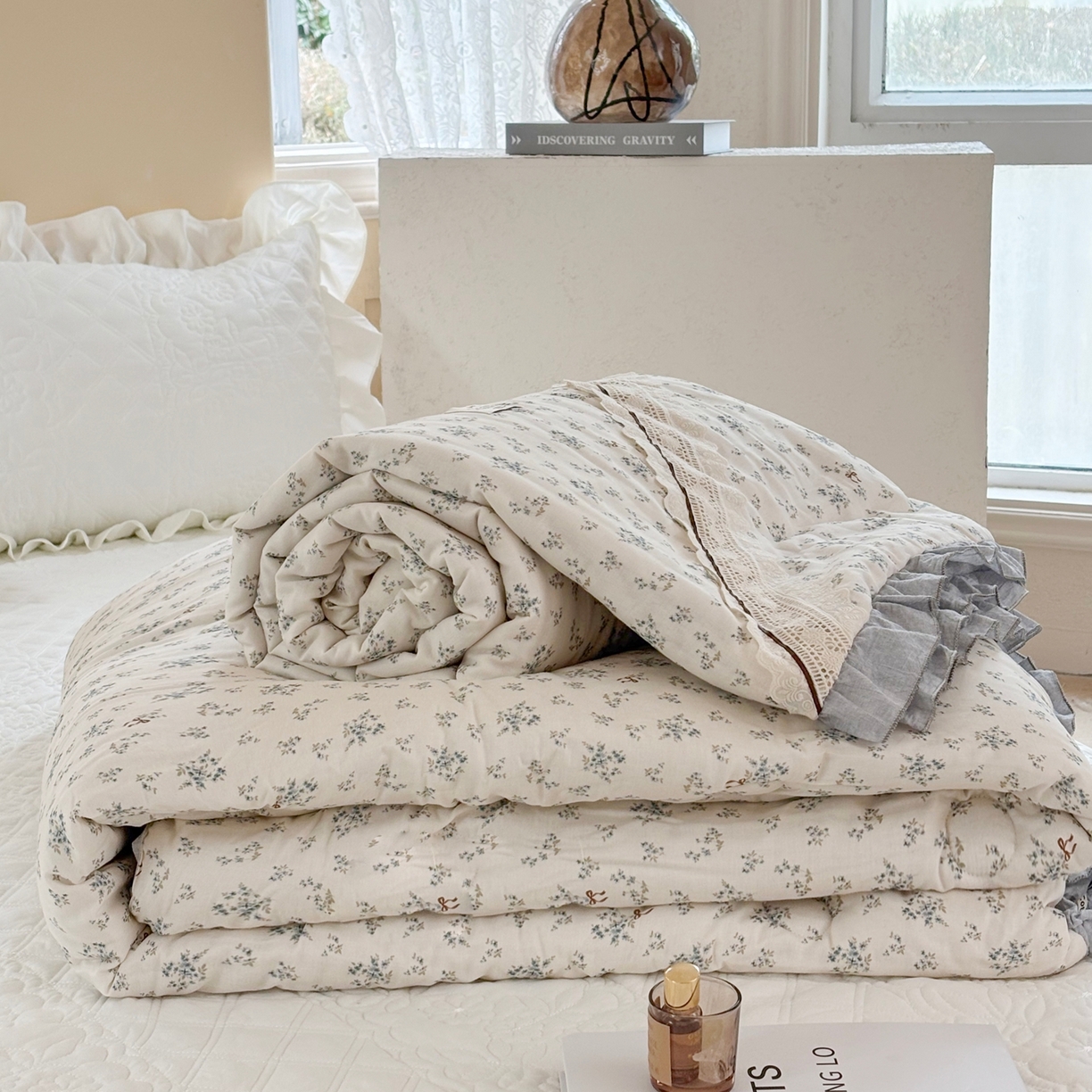 91家纺网 家纺一手货源 找家纺 有货 2026春夏新款全棉双层纱被子被芯-南法假日系列 雾蓝菊