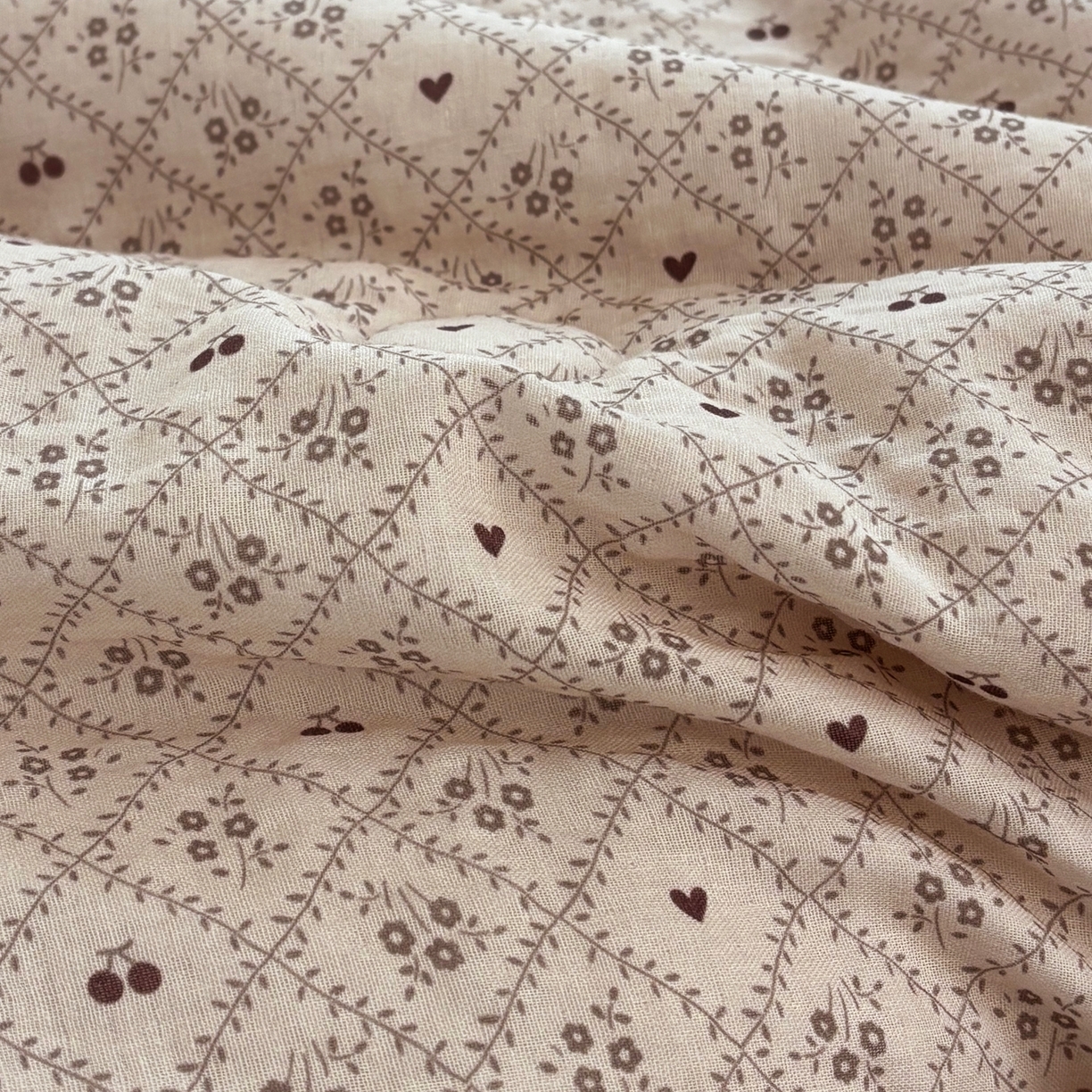 91家纺网 家纺一手货源 找家纺 有货 2026春夏新款全棉双层纱被子被芯-南法假日系列 桃心曲