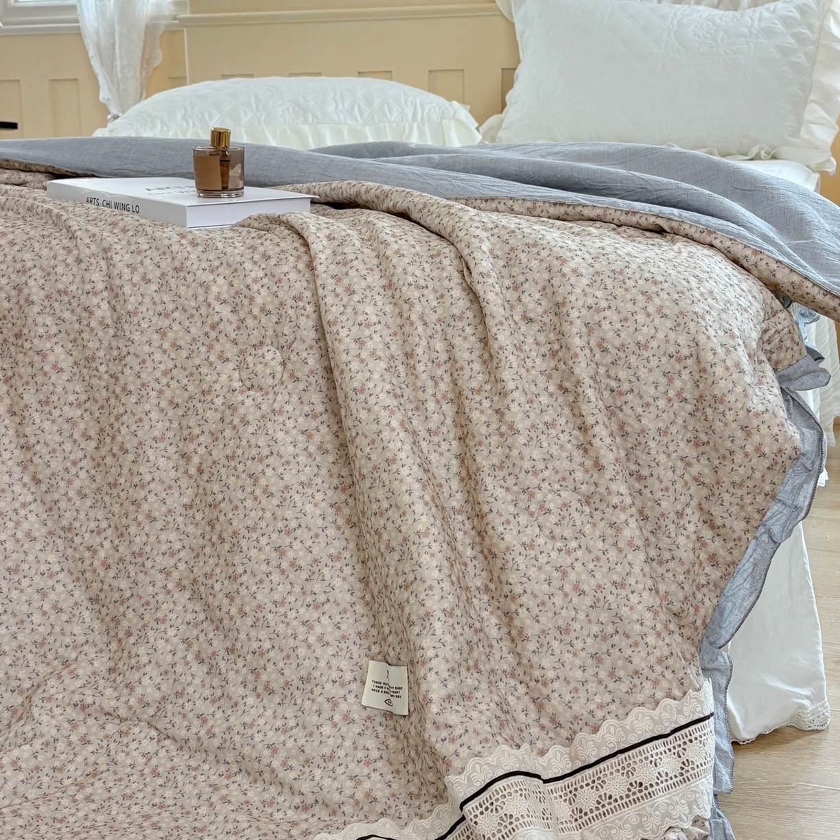 91家纺网 家纺一手货源 找家纺 有货 2026春夏新款全棉双层纱被子被芯-南法假日系列 杏蒲英