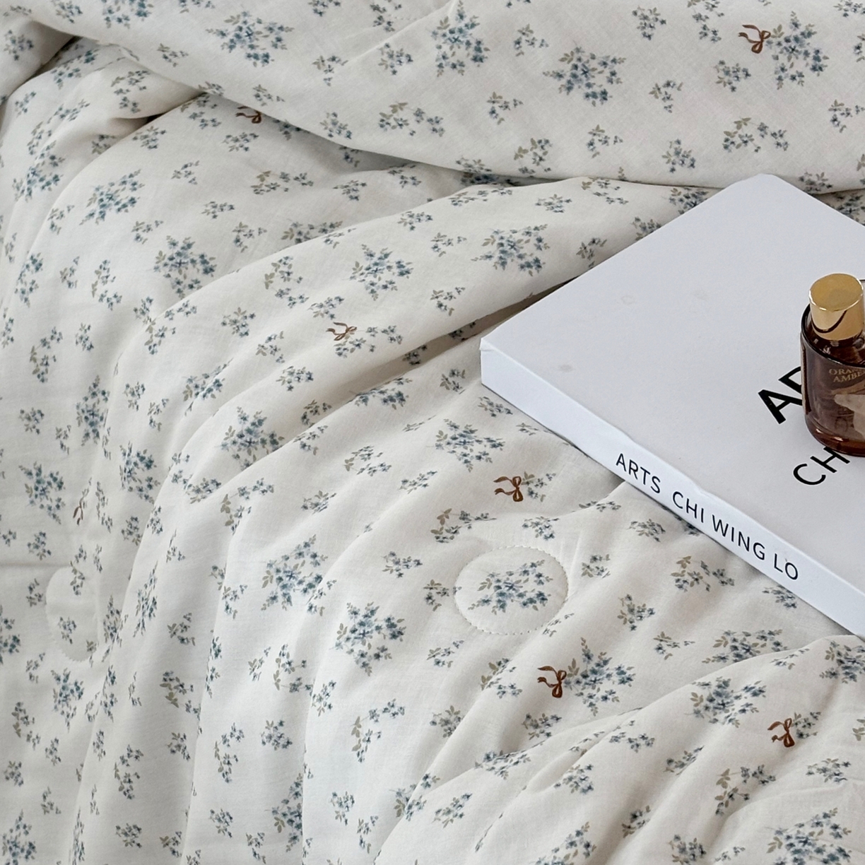 91家纺网 家纺一手货源 找家纺 有货 2026春夏新款全棉双层纱被子被芯-南法假日系列 雾蓝菊