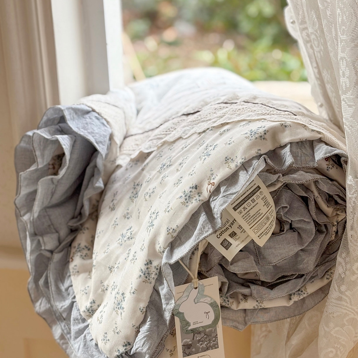 91家纺网 家纺一手货源 找家纺 有货 2026春夏新款全棉双层纱被子被芯-南法假日系列 雾蓝菊