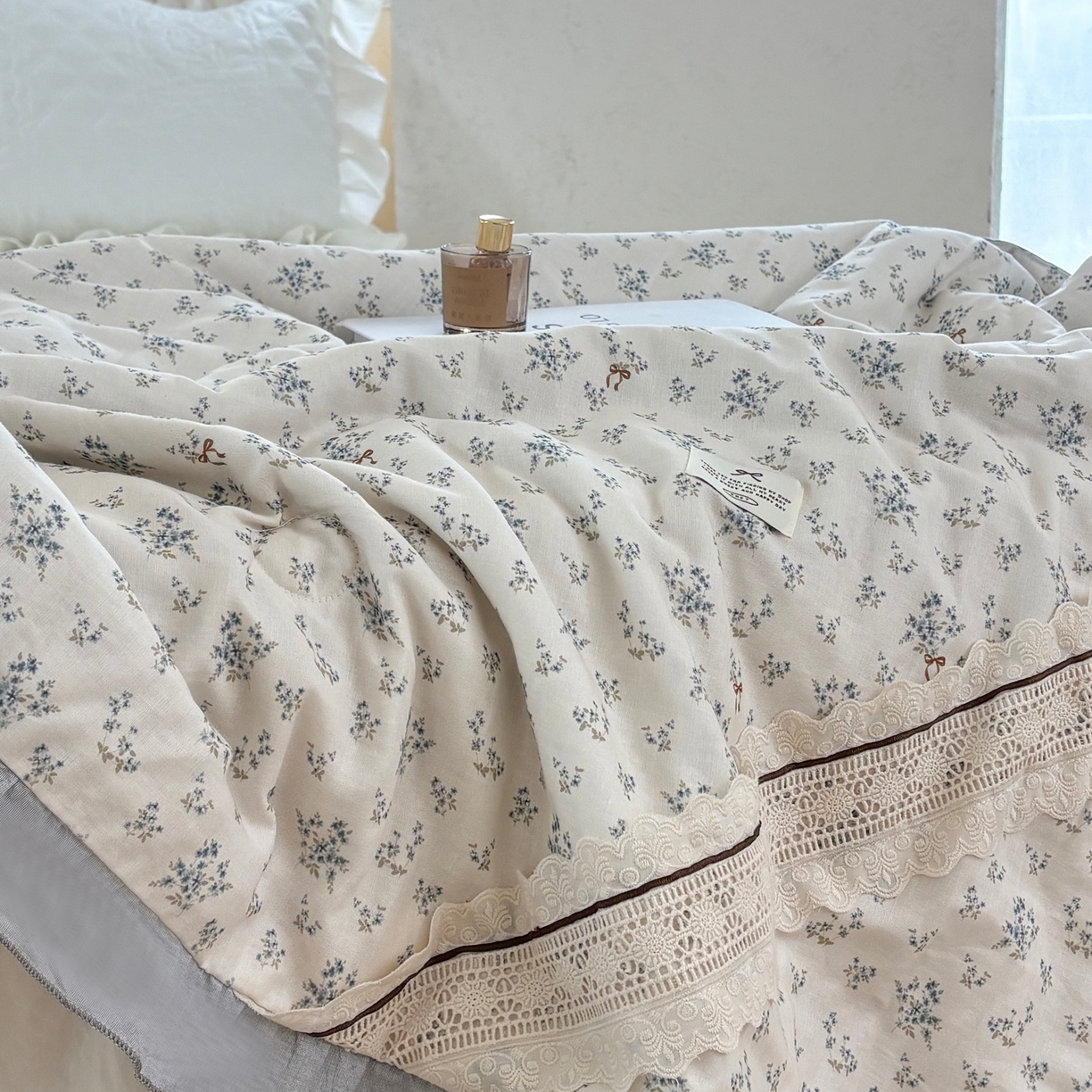 91家纺网 家纺一手货源 找家纺 有货 2026春夏新款全棉双层纱被子被芯-南法假日系列 雾蓝菊