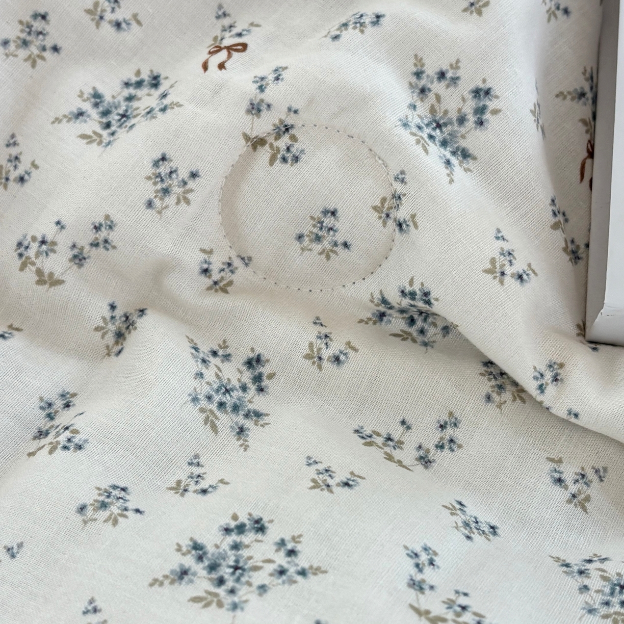 91家纺网 家纺一手货源 找家纺 有货 2026春夏新款全棉双层纱被子被芯-南法假日系列 雾蓝菊