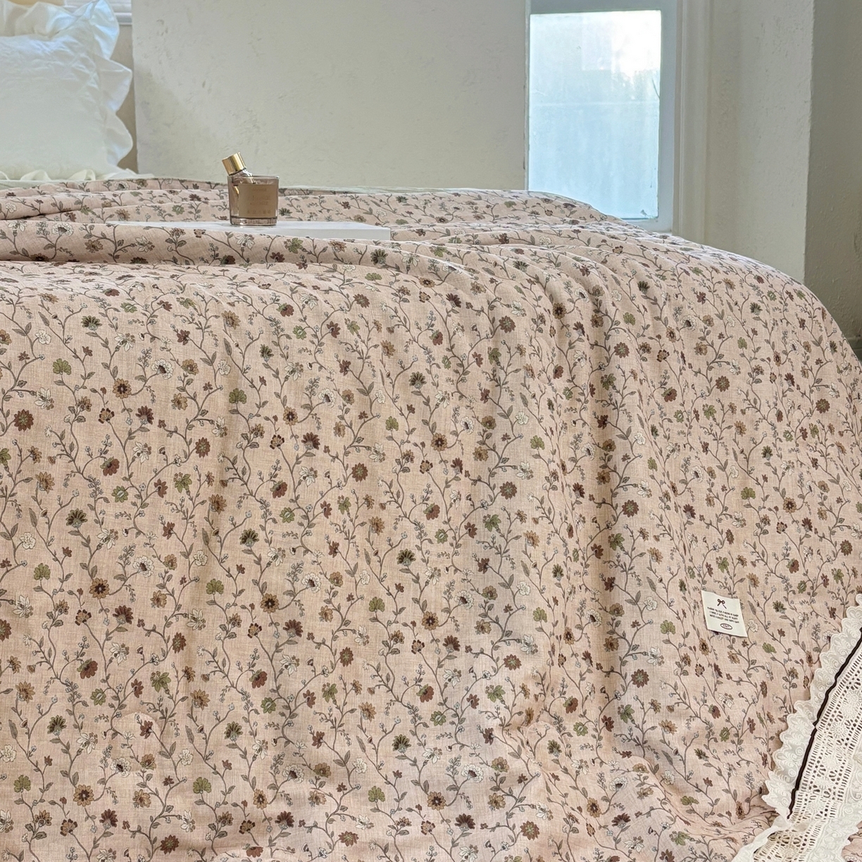 91家纺网 家纺一手货源 找家纺 有货 2026春夏新款全棉双层纱被子被芯-南法假日系列 焦糖莓