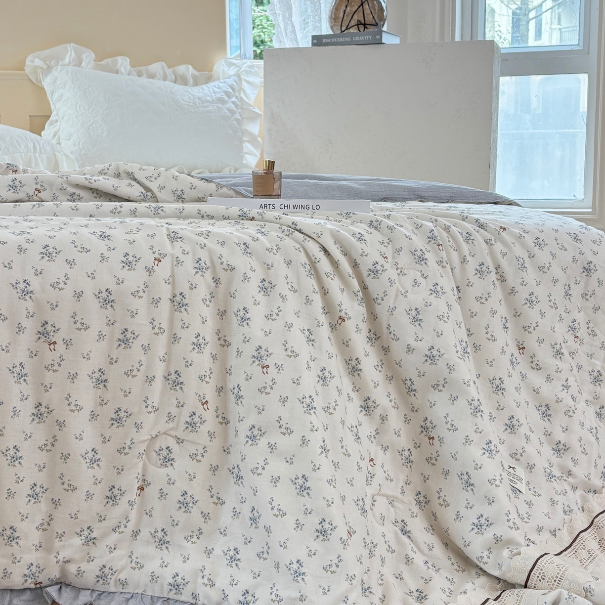 91家纺网 家纺一手货源 找家纺 有货 2026春夏新款全棉双层纱被子被芯-南法假日系列 雾蓝菊