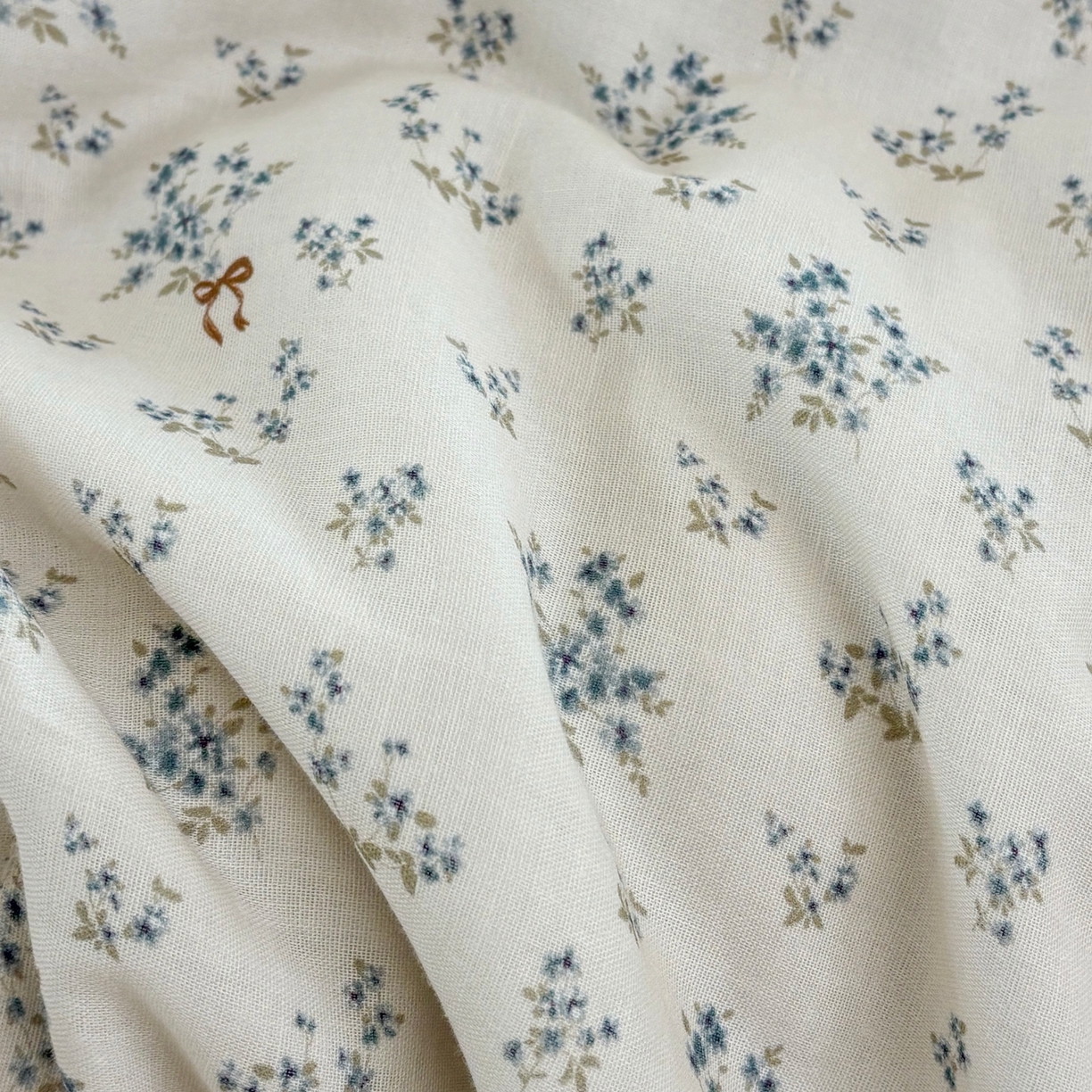 91家纺网 家纺一手货源 找家纺 有货 2026春夏新款全棉双层纱被子被芯-南法假日系列 雾蓝菊