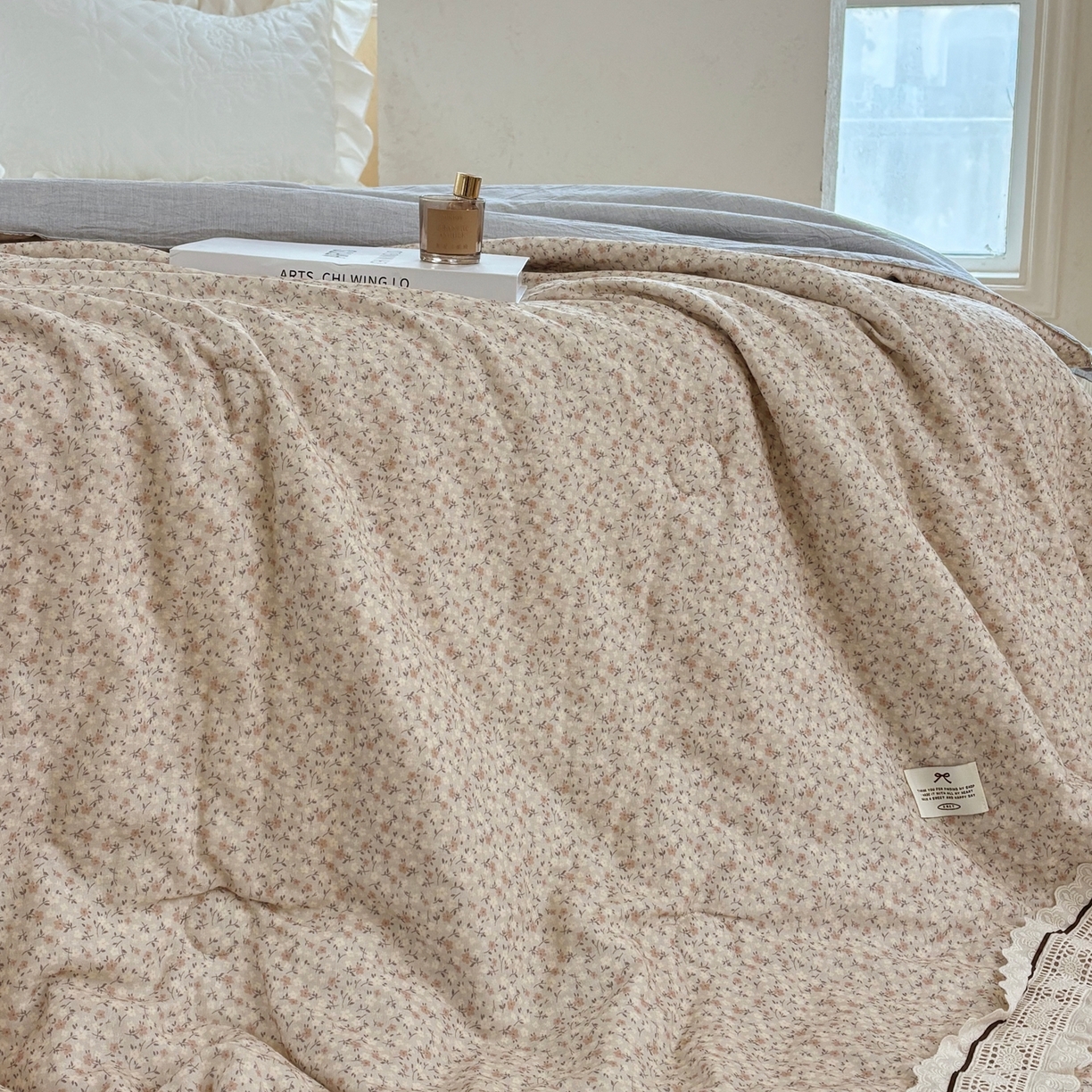 91家纺网 家纺一手货源 找家纺 有货 2026春夏新款全棉双层纱被子被芯-南法假日系列 杏蒲英