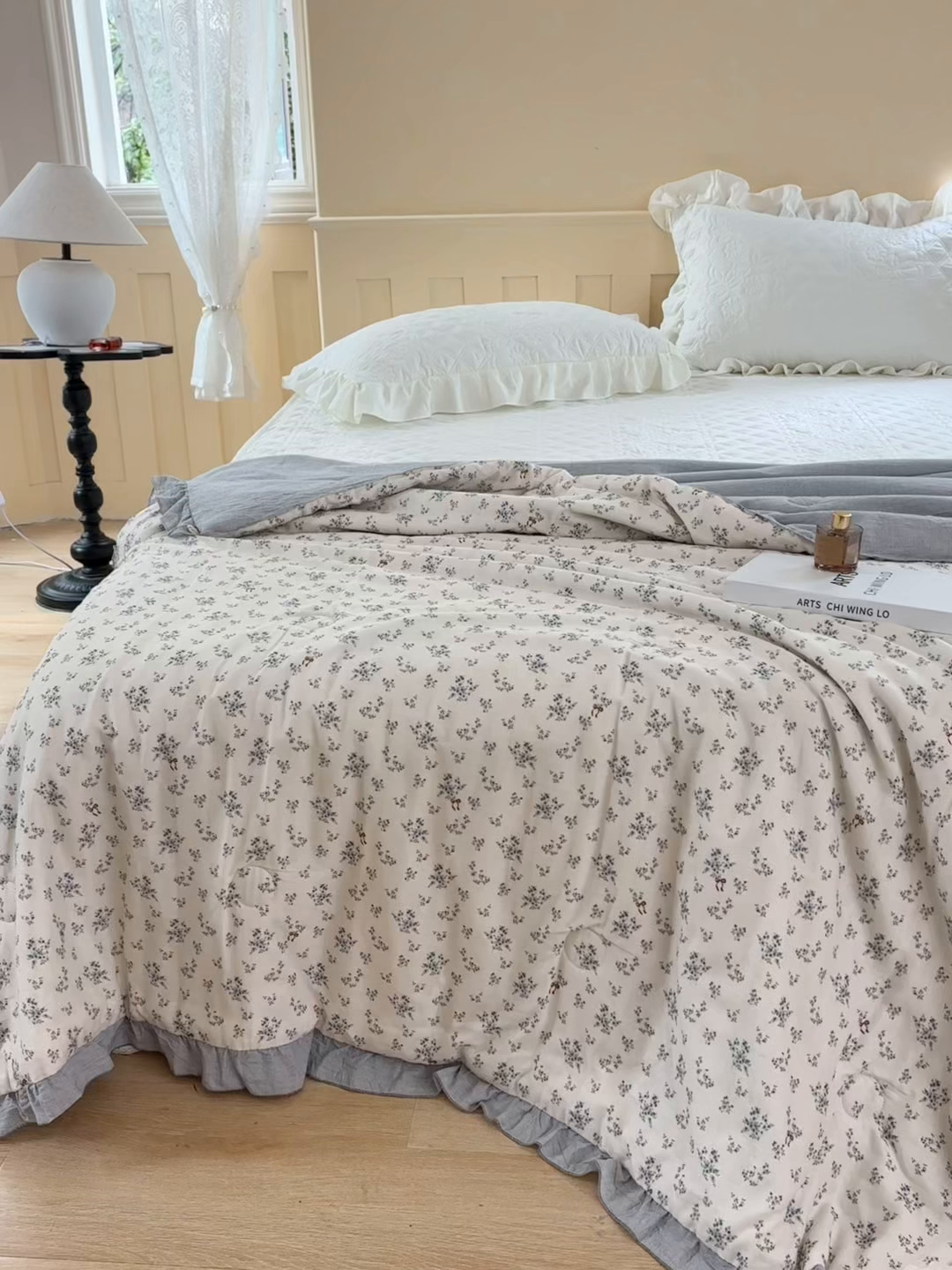 91家纺网 家纺一手货源 找家纺 有货 2026春夏新款全棉双层纱被子被芯-南法假日系列 雾蓝菊