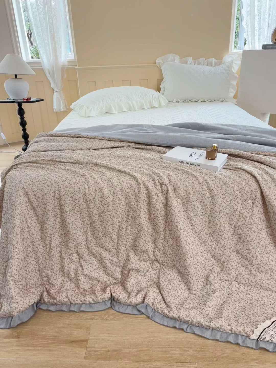 91家纺网 家纺一手货源 找家纺 有货 2026春夏新款全棉双层纱被子被芯-南法假日系列 杏蒲英