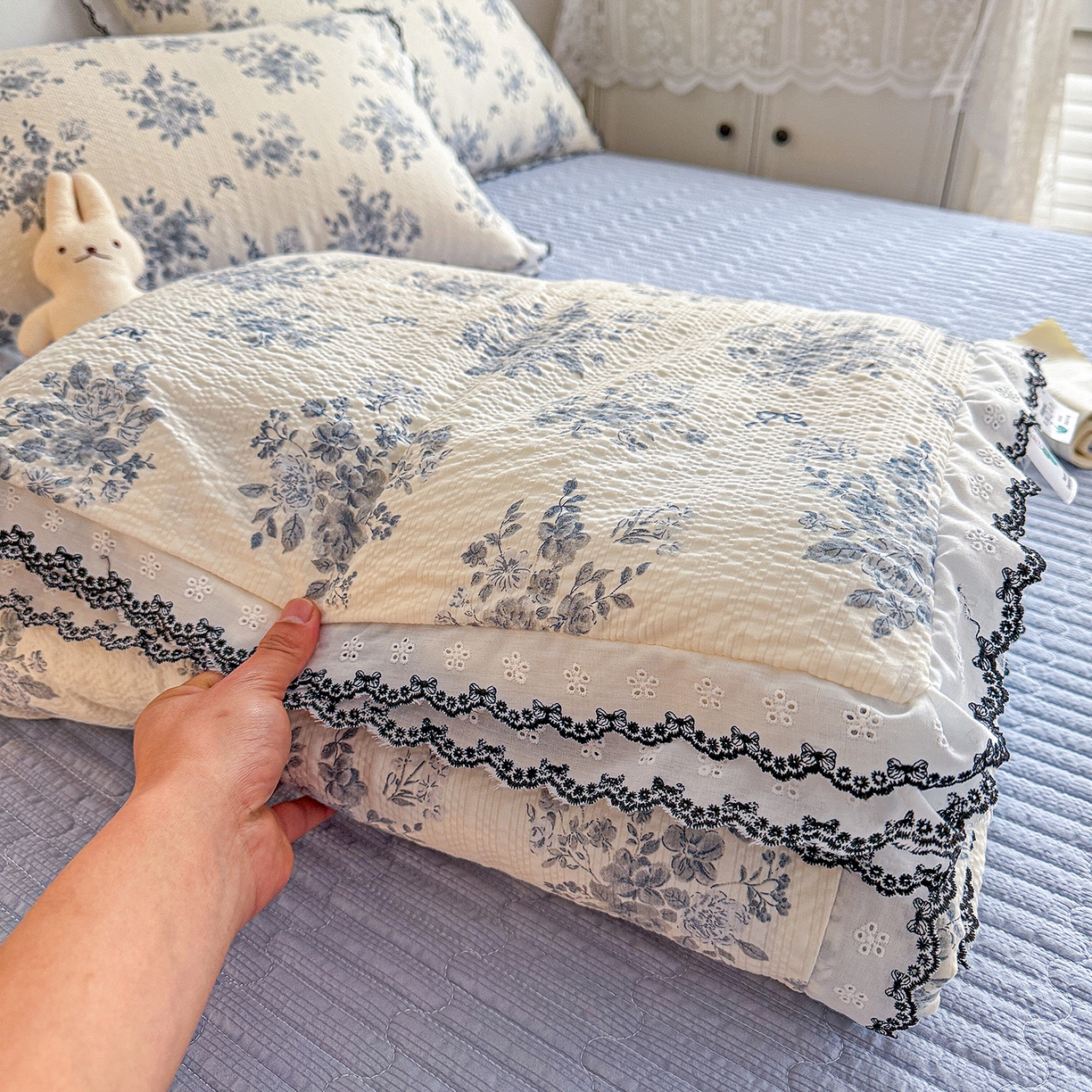 91家纺网 家纺一手货源 找家纺 （总）富米莱（原臻工厂） 2026春夏新款云感泡芙棉复古法式花边床盖床裙被套夏凉被四件套一小红书推荐