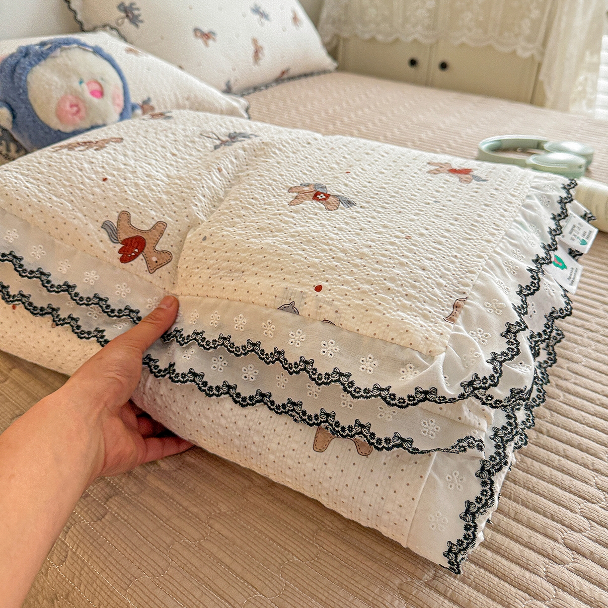 91家纺网 家纺一手货源 找家纺 （总）富米莱（原臻工厂） 2026春夏新款云感泡芙棉复古法式花边床盖床裙被套夏凉被四件套一小红书推荐