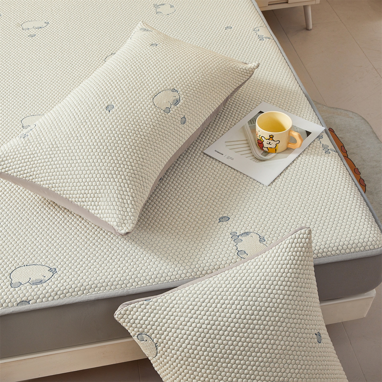 91家纺网 家纺一手货源 找家纺 恒爱家纺 2026新款冰豆豆冰丝床笠凉席席子凉席 卡皮巴拉-蓝