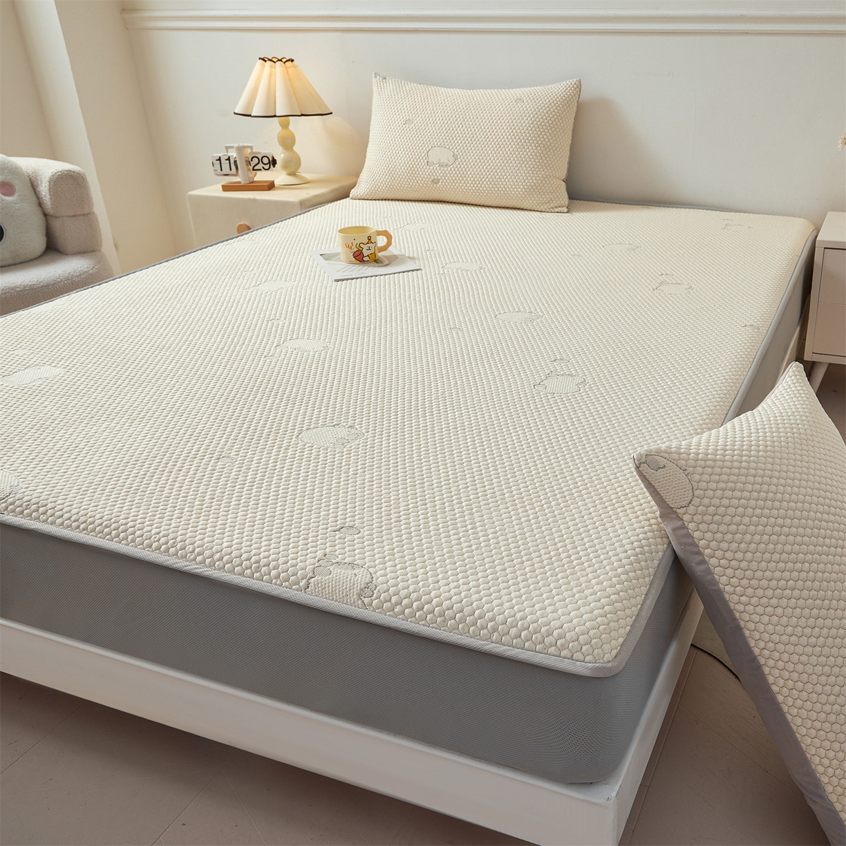 91家纺网 家纺一手货源 找家纺 恒爱家纺 2026新款冰豆豆冰丝床笠凉席席子凉席 卡皮巴拉-浅灰