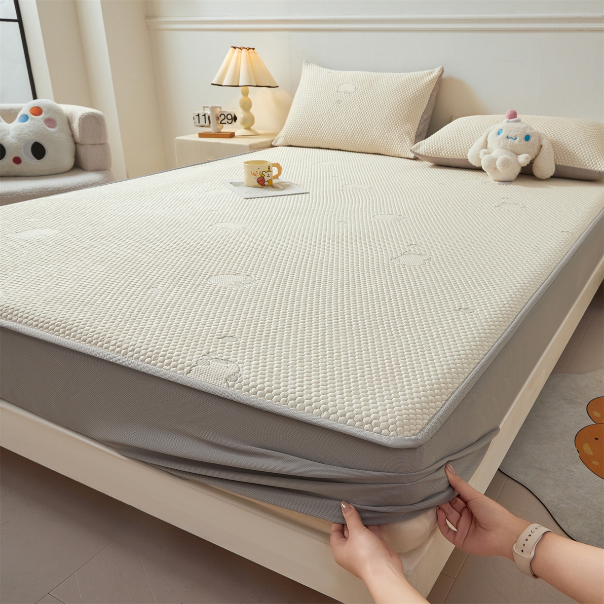 91家纺网 家纺一手货源 找家纺 恒爱家纺 2026新款冰豆豆冰丝床笠凉席席子凉席 卡皮巴拉-浅灰