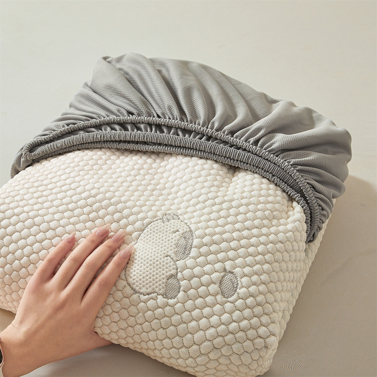 91家纺网 家纺一手货源 找家纺 恒爱家纺 2026新款冰豆豆冰丝床笠凉席席子凉席 卡皮巴拉-浅灰