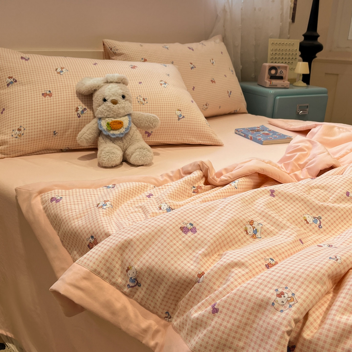 91家纺网 家纺一手货源 找家纺 一加一 2026新款云柔棉印花凉感冰蚕夏被夏凉被空调被四件套 粉格凯蒂