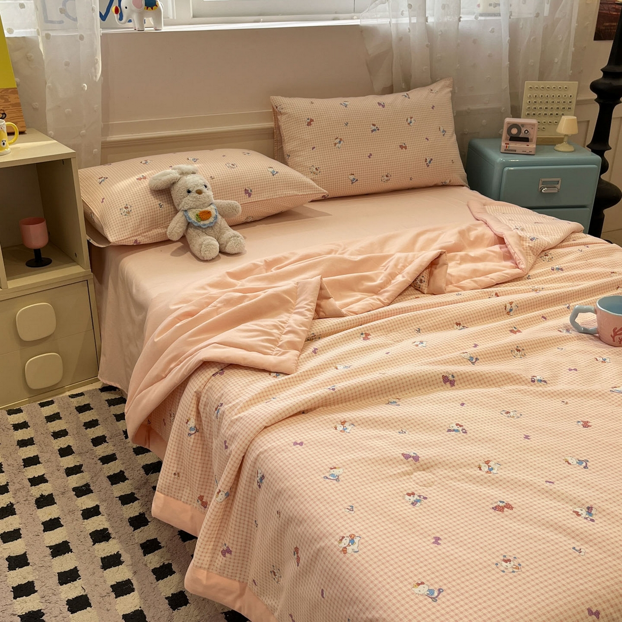 91家纺网 家纺一手货源 找家纺 一加一 2026新款云柔棉印花凉感冰蚕夏被夏凉被空调被四件套 粉格凯蒂